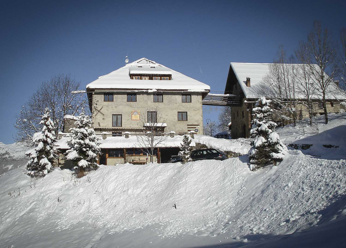 Le chalet l'hiver sous la neige