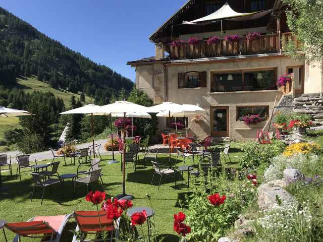 Vue de l'extérieur-jardin de l'Hôtel et Restaurant