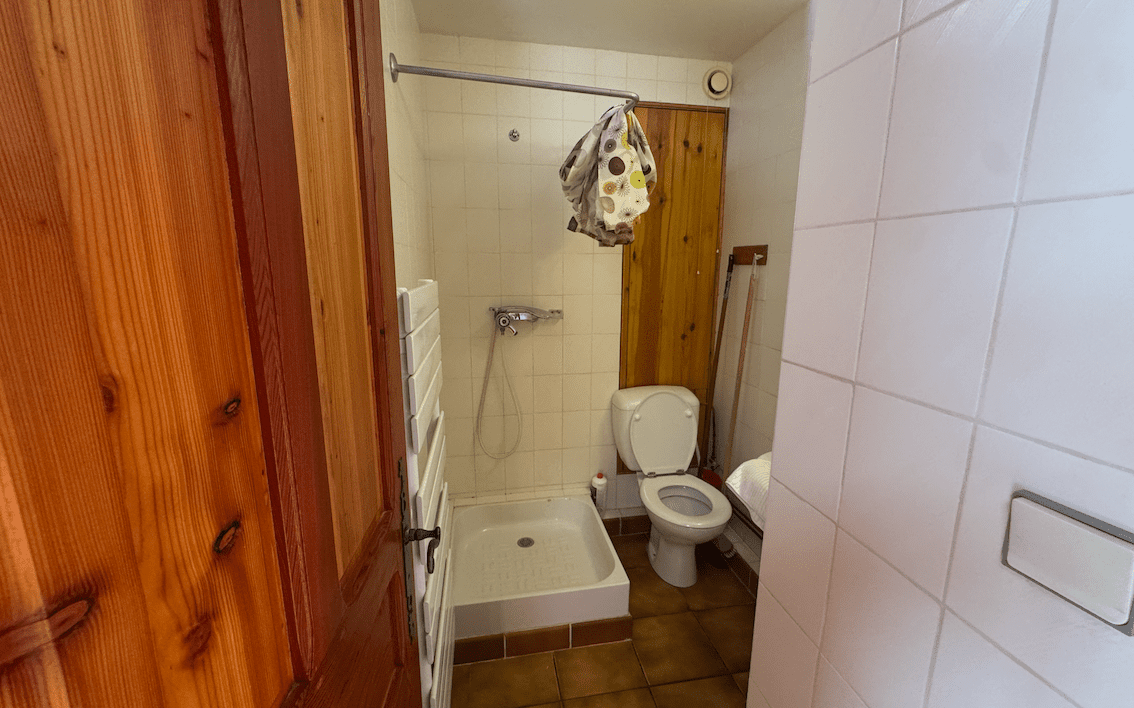 Room 502723-1194090 Room 502723-1194090