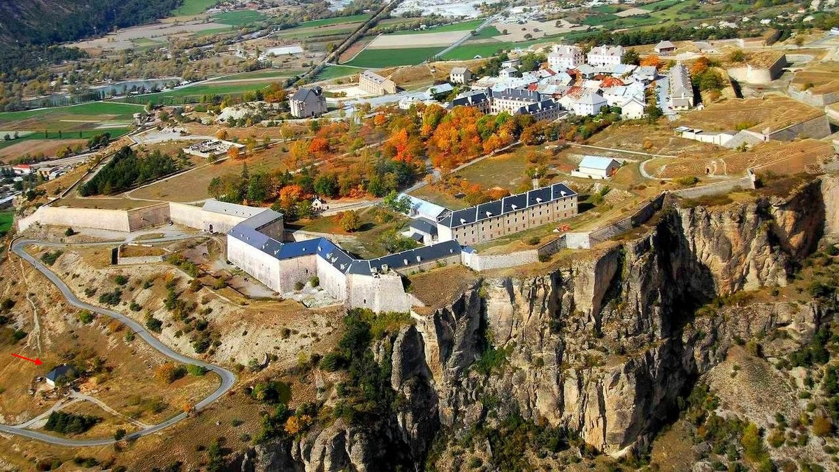 Corps de garde de la Roche - © Finn Guillaume Corps de garde de la Roche