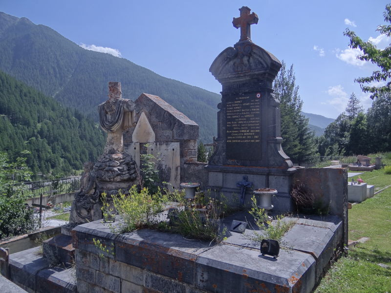 Aiguilles : villas et tombeaux