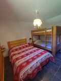 La chambre avec lit double et lits superposés