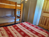 La chambre avec lit double et lits superposés