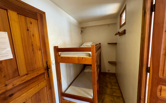 Room 502723-1194090 Room 502723-1194090