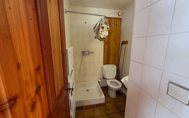 Room 502723-1194090 Room 502723-1194090