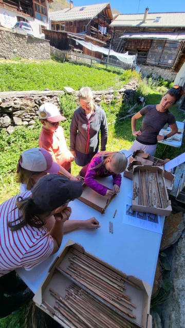 Les p'tits explorateurs et les maisons fustes